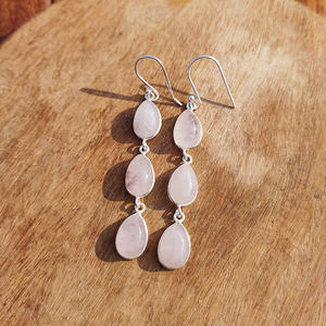 Pendientes Elegantes de Cuarzo Rosa con Triple Gota de Piedra Preciosa Rosa, Joyería Plateada - Product Image 4