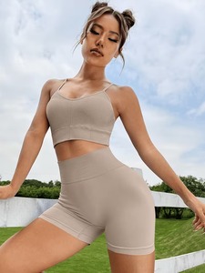 Ensemble de yoga 2 pièces sans coutures, comprenant un crop top micro-côtelé à dos croisé et un short cycliste respirant, léger, très élastique et amincissant le ventre - Product Image 1