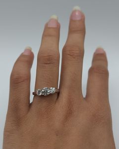 Anillo de Diamante Cultivado en Laboratorio de 1 Quilate y 3 Piedras en Oro de 18K |   Anillo de Compromiso y Boda Moderno con Certificación IGI |   Joyería de Diamantes para Novia - Product Image 3