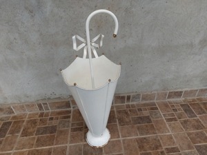 Porte-parapluie en métal blanc en forme de parapluie, organisateur créatif pour les chambres d'enfants, décoration intérieure et idée cadeau élégante, provenant d'Inde - Product Image 6