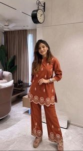 Elegante Conjunto Coordinado Casual de Mujer de Manga Larga con Botones hasta la Rodilla, Tallas Grandes Personalizadas, para Primavera y Vacaciones, 100% Ecológico - Product Image 4