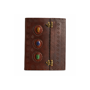 Journal en cuir vintage |   Carnet en cuir marron fait main avec couverture en pierres précieuses et fermoir en laiton, journal de voyage, cadeau pour hommes et femmes - Product Image 1