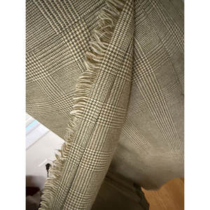 Jupe écossaise classique 100 % laine marron et beige pour femme, plissée à l'arrière avec boucle dorée - Product Image 5