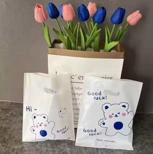 Sacs d'emballage en plastique noir personnalisés avec logo imprimé, poignée découpée, pour boutiques et commerces de détail - Product Image 2