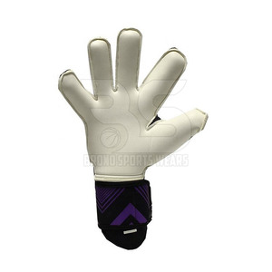 Guantes de portero de calidad con una fuerte superficie en la palma para un agarre consistente durante el entrenamiento y los partidos. Guantes de portero. - Product Image 4