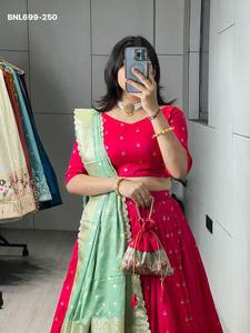 Ensemble Lehenga-Choli en soie Paithani traditionnelle indienne avec motifs tissés colorés et bordure Zari, accompagné de Batwa, à prix de gros - Product Image 4