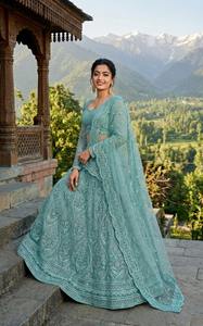 Colección de Lehenga Choli de Boda con Silueta Imperio Clásica, Largo hasta el Suelo, Sin Espalda, con Bordado Dori y Lentejuelas Doradas, y Adornos Zari Elegantes - Product Image 2