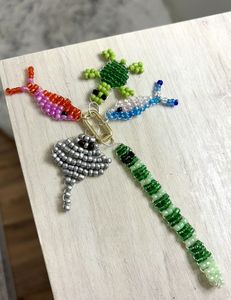 Porte-clés brodé à la main de qualité supérieure avec un design complexe pour sacs à main, sacs à dos et clés - Product Image 5