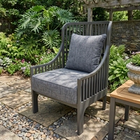 Chaise longue d'extérieur élégante et confortable en bois de teck massif avec lattes, coussin gris foncé rembourré en mousse, aucun assemblage requis