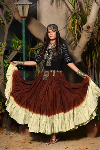 Falda Larga Informal de Estilo Bohemio con Estampado Floral Tie-Dye de Inspiración Tradicional en Marrón Rústico con Degradado Crema Beige - Product Image 3