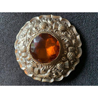 Broche antique en métal blanc de grande taille, motif Thistle Fly Plaid, avec pierre centrale à facettes, pour kilt écossais traditionnel