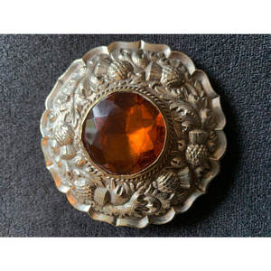 Broche Antiguo Grande de Metal Blanco con Diseño de Cardo y Piedra Central Facetada, para Uso Tradicional Escocés con Kilt - Product Image 2