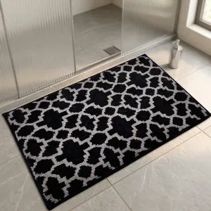 Tapis d'entrée fonctionnel tissé alliant des nuances gris argentées avec un design Mugal Jali en microfibre 1200 GSM pour les entrées et les couloirs - Product Image 4