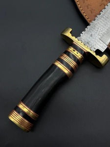 Couteau de chasse artisanal en acier Damas avec lame à pointe dentelée et étui en cuir, conception à lame pleine longueur - Product Image 3