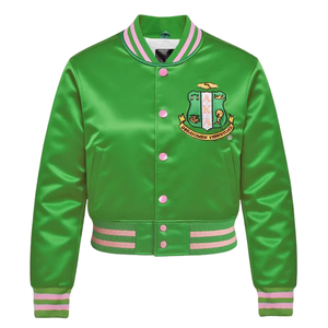 เสื้อแจ็คเก็ตวาร์ซิตี้สีเขียวซาตินแบบครอป ยี่ห้อ AKA พร้อมขอบริบสีชมพูและสีขาว ปักลายสัญลักษณ์ชมรม  สำหรับผู้หญิง - Product Image 4