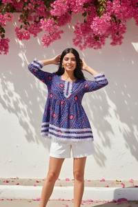 女性用デジタルプリントデルタシルクファンシーチュニック、レギュラー丈、スクエアネック、七分袖、完全縫製、スタイリッシュなウエスタン風トップス - Product Image 4