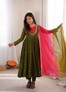 Vestido étnico femenino de seda romana con bordado de lentejuelas y trabajo de espejo real, con falda y conjunto de dupatta Kota Chexs con estampado digital. - Product Image 4