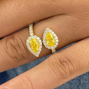 Anillo de compromiso de oro amarillo de 14K con diamante talla pera amarillo elegante y piedras laterales de diamante talla redonda, regalo nupcial - Product Image 1