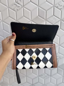 Bolso de Mano de Cuero Tallado a Mano, Elegante Bolso de Mano con Patrón a Cuadros Blanco y Negro, con Correa para la Muñeca, Estilo Occidental, para Uso Diario de Mujeres - Product Image 3