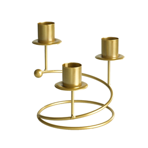 Vente en gros de chandeliers romantiques en métal doré, porte-bougie en fer pour la décoration de mariage et de la maison - Product Image 1