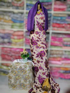 Maqbal Dirac somalien belle combinaison de couleurs avec un motif de fleurs en velours de couleur violette sur tissu de coton doux blanc neige - Product Image 1