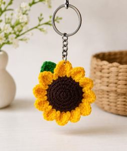 Porte-clés tournesol au crochet fait main |   Fil de coton doux |   Conception personnalisée |   Style traditionnel |   Breloque de sac respectueuse de l'environnement - Product Image 2