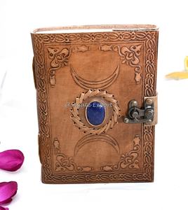 Pierre de guérison naturelle fabriquée avec 7 perles de chakra sur un journal en cuir marron avec motif mandala - Product Image 3