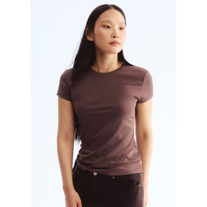 Camiseta ajustada para mujer, silueta delgada, tela elástica, top informal favorecedor para uso diario, pieza básica de moda con estilo. - Product Image 5