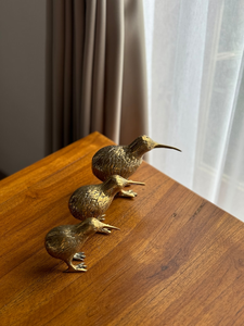 Figurines d'oiseaux kiwi en laiton faites à la main, lot de trois, sculpture d'oiseaux exotiques, statue de faune en métal texturé, décoration d'intérieur, décoration de table - Product Image 4