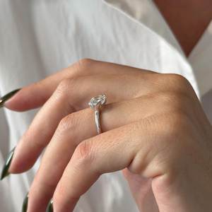 Bague de fiançailles demi-sertie à l'est et à l'ouest avec diamant de laboratoire allongé taille coussin de 2,5 carats, certifiée IGI - Product Image 5