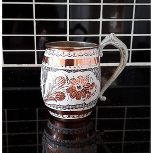 Taza de cobre de diseño para cocinas modernas. Taza de cobre personalizable con opciones de grabado de logotipo para branding. - Product Image 4