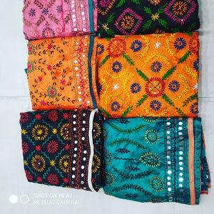 ผ้าคลุมไหล่ปักลายสีแดงแบบคูชี ขายดี ผ้าคลุมไหล่สไตล์อินเดียสำหรับผู้หญิง ผ้าคลุมไหล่ดีไซน์เนอร์ลายปักสีสันสดใสสำหรับสุภาพสตรี - Product Image 5