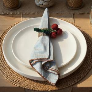 Anillo para servilletas de ratán con forma de cereza roja para una presentación encantadora en mesas de comedor en hogares, cafeterías, restaurantes y eventos especiales, procedente de la India. - Product Image 4