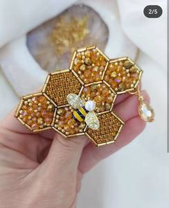 Broche de Bordado Textil Hecho a Mano de Lujo con Adornos de Cuentas Brillantes - Product Image 2