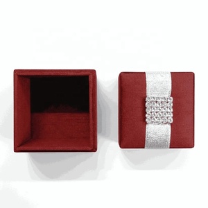 Caja de Regalo de Lujo en Color Rojo Borgoña con Aspecto de Seda, Cinta Plateada y Hebilla de Cristal, Caja de Regalo Cuadrada con Tapa Desmontable para Recuerdos de Boda - Product Image 3