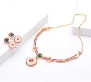 Conjunto de Collar de Perlas, Rubíes y Esmeraldas, Chapado en Oro de 22K, Joyería Nupcial, Conjunto de Collar de Boda Tradicional Rojo, Verde y Blanco - Product Image 1