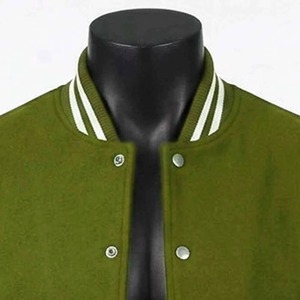 Veste varsity pour homme en vert olive avec manches blanches, coupe classique, vêtement décontracté d'automne, fermeture à boutons, couleur unie, matière PU - Product Image 3