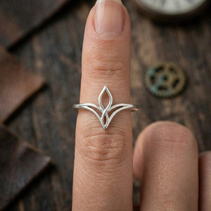 Anillo de Pétalos Retorcidos en Plata de Ley 925, Joyería Elegante y Minimalista para Mujer, Regalos para Damas de Honor - Product Image 1
