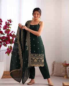 Ensemble Sharara et châle vert foncé en soie gaufrée, style indien/pakistanaise traditionnel, avec robe à fines bretelles pour femme - Idéal pour mariages et fêtes - Product Image 2
