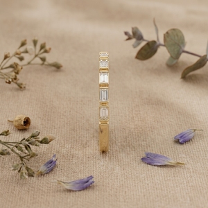 Bague éternité en or 18 carats avec diamants taille émeraude et baguettes, alliance de mariage entièrement pavée, bague empilable, bijoux minimalistes - Product Image 5