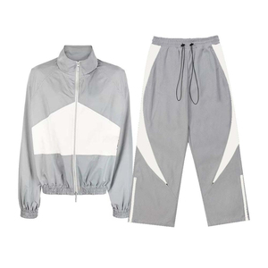 Veste coupe-vent à capuche rouge pour homme avec pantalon cargo noir, ensemble de survêtement sportif à manches longues avec fermeture éclair, polyester léger pour l'automne - Product Image 5