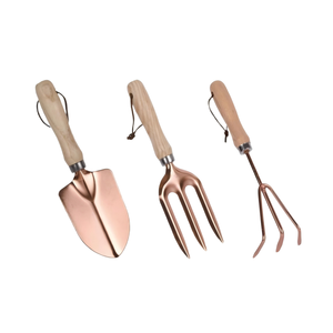 Ensemble d'outils de jardin en métal finition laiton avec manche en bois, râteau et pelle pour l'entretien moderne des plantes d'extérieur, accessoires de jardinage Chaman India - Product Image 5