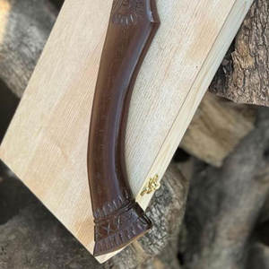 Hache viking rustique industrielle, design gravé nordique, manche en bois recouvert de cuir, poignée en bois traditionnelle, lame en acier au carbone - Product Image 4