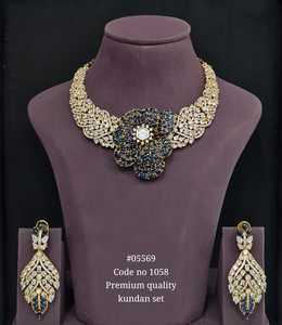 Conjunto de joyería Kundan premium 05596, collar y aretes en tono dorado, conjunto de collar nupcial floral, joyería nupcial india, para fiestas. - Product Image 4