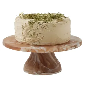 Support à gâteau contemporain personnalisé multicolore à trois niveaux en résine avec design rond fait main en métal, écologique, compatible lave-vaisselle par UO - Product Image 3