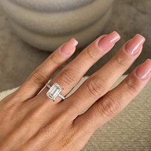 Anillo de Diamantes de Lujo con Corte Esmeralda de 8.50 Quilates, Certificado por IGI, Cultivado en Laboratorio, con Piedras Laterales Pavé y Halo Oculto, Oro de 18k - Product Image 3