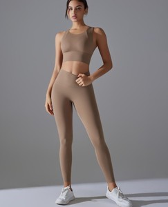 Ensemble de sport 2 pièces personnalisé avec logo pour femme, respirant et écologique en polyester/coton, idéal pour le yoga et la gym - Product Image 2