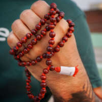 Collier vintage en bois de santal rouge naturel Laal Chandan Mala, perles de prière unisexes, méditation, cadeau spirituel hindou