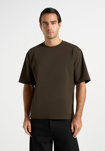 Camiseta de Jersey para Hombre, Color Marrón Sólido, Manga Corta, Cuello Redondo, Corte Regular, Estilo Casual Tejido - Product Image 4