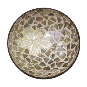 Bol en coquille de noix de coco avec détails sculptés artistiques, matériau éco-responsable, surface polie élégante pour cuisines - Product Image 1